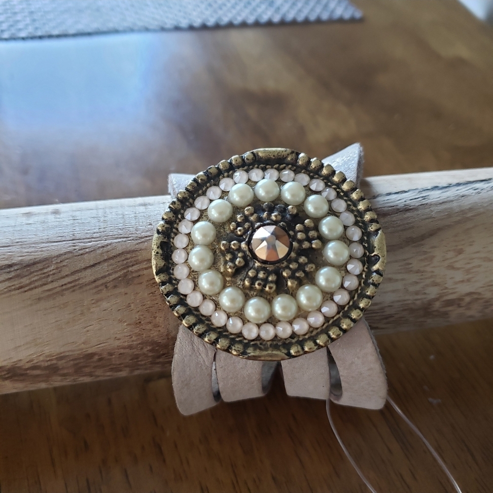 Elegant Gold and Cream Beaded Bracelet